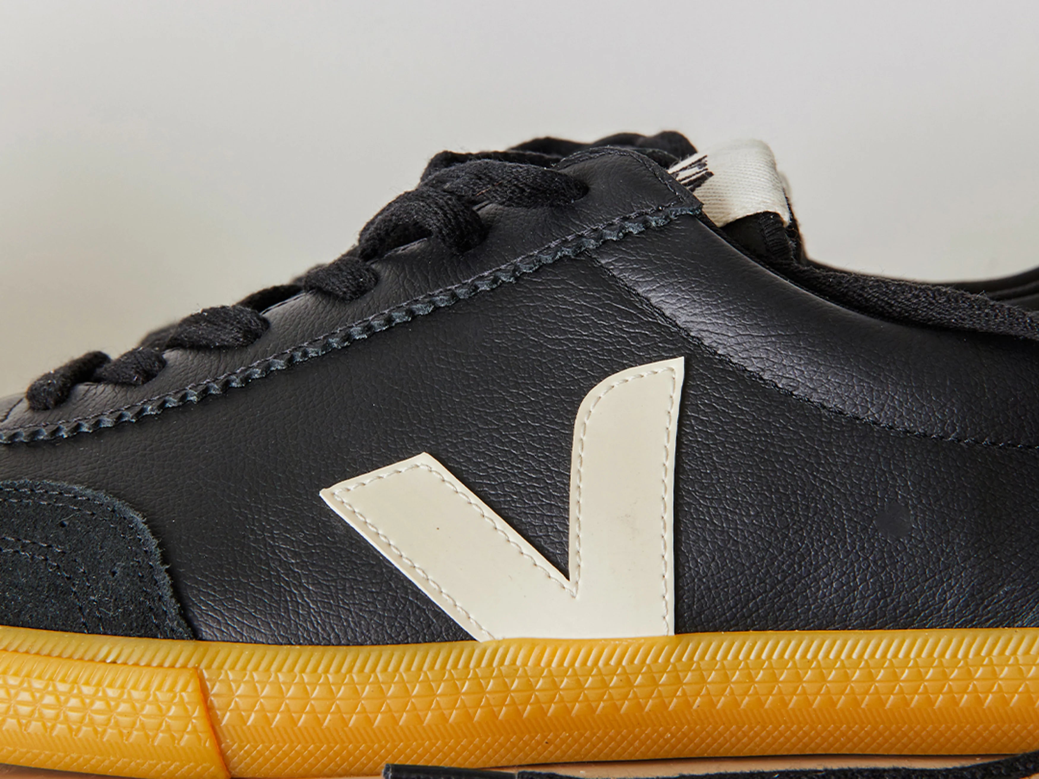 Volley O.T. Leather - Black Pierre