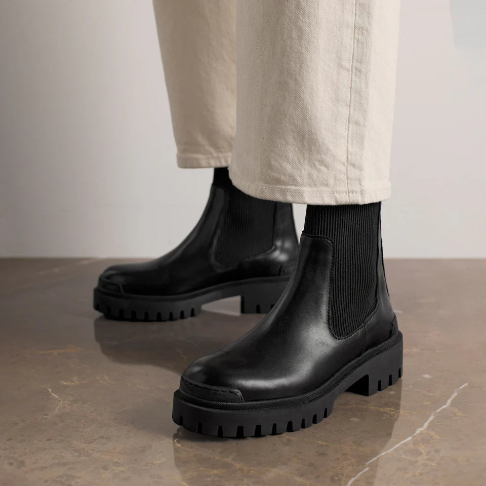 Chelsea Stiefel - Black