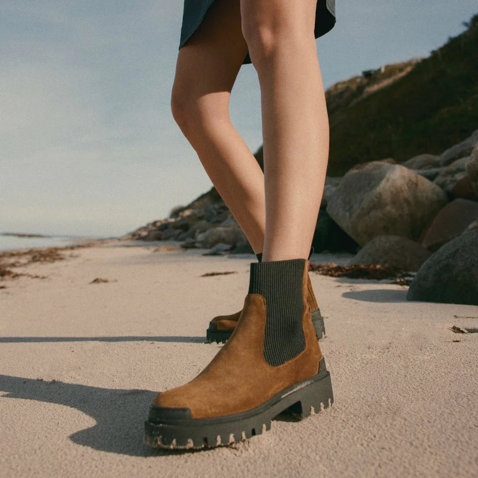 Chelsea Stiefel - Ocher/Black